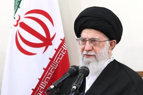 عکسی قدیمی از تیراندازی یک جانباز در حضور رهبر انقلاب