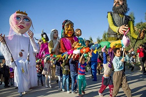 تصاویری از شادپیمایی عروسک‌ها در سرپل ذهاب را ببینید