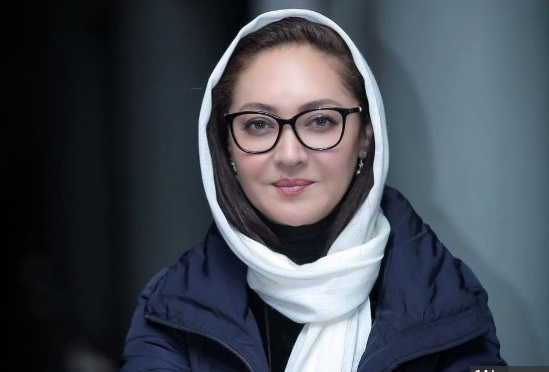 نیکی کریمی در حال خواندن کتاب میشل اوباما شدن!
