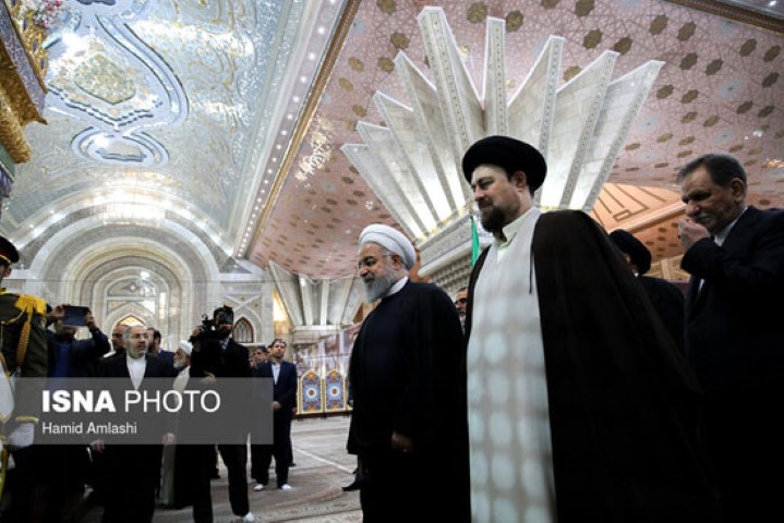 حسن روحانی و سید حسن خمینی در حرم امام حسن روحانی در حرم امام خمینی