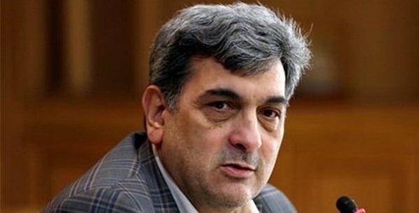 پیروز حناچی در حال بازی با کودکان کارتن خواب