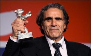 بوسه رضا ناجی بر دستان جمشید مشایخی در یک مراسم