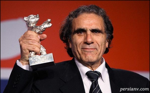 بوسه رضا ناجی بر دستان جمشید مشایخی در یک مراسم