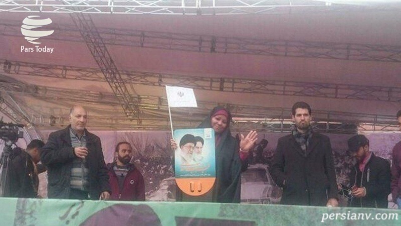 مرضیه هاشمی در راهپیمایی مرضیه هاشمی خبرنگار ایرانی