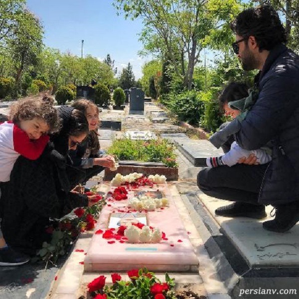 بنیامین بهادری در کنار همسر و سه فرزندشان بنیامین بهادری و همسر و فرزندانش