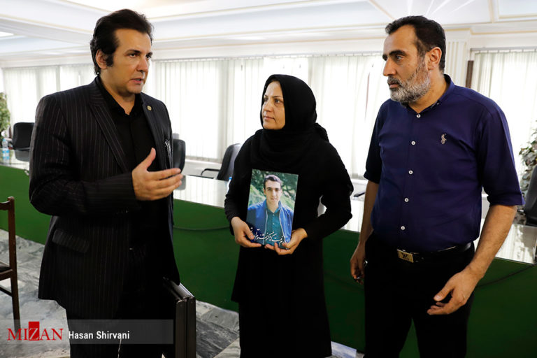 حضور جنجالی بازیگر وکیل در دادگاه اتوبوس دانشگاه آزاد + تصاویر