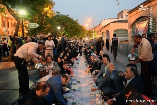برپایی سفره طولانی افطار در بازار تهران  + تصاویر