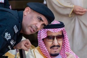 محافظ پادشاه عربستان و انتشار تصاویری از صحنه قتل او!!