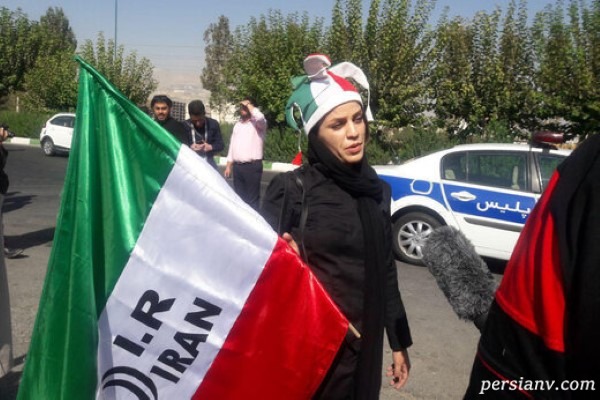 حضور زنان در ورزشگاه آزادی | پذیرایی از آنان با هندوانه!!