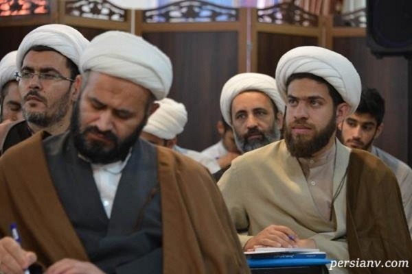 عجیب ترین لباس طلبه ها در مراسم اربعین سردار سلیمانی در قم