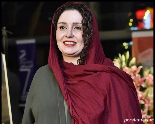ژاله صامتی و همسر و دخترش در کنار دامادش در رستوران