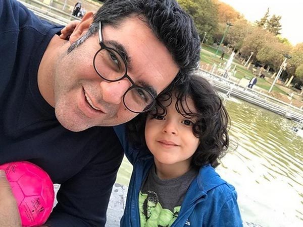 سلفی کارن پسر مصطفی کیایی با مزار مادر بزرگش