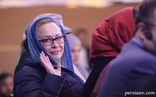 ظاهر ساده و تیپ آزیتا حاجیان با موهای سفید و رنگ نشده اش