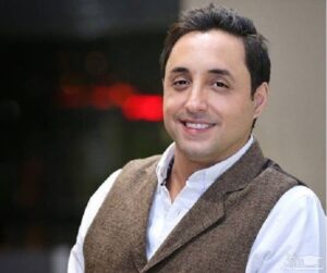 خوشگذرانی امیرحسین رستمی در ماشین لاکچری دوستش
