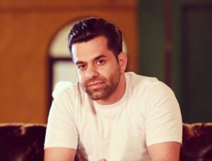 استایل شیک و تیپ رضا بهرام در یک روز بارانی استانبول