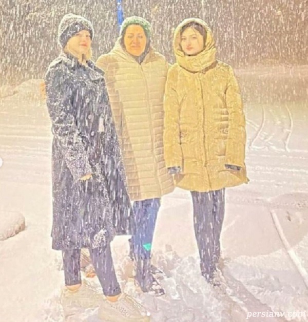 سارا و نیکا فرقانی و مادرشان در روز برفی سارا و نیکا فرقانی و مادرشان