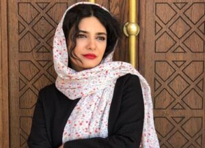 عکس تیپ زمستانی لیندا کیانی با کلاه در برف
