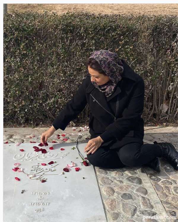 گلباران کردن مزار محمدرضا شجریان توسط شبنم مقدمی گلباران کردن مزار محمدرضا شجریان توسط شبنم مقدمی