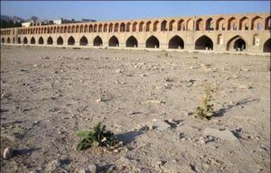 پخت آش نذری وسط رودخانه خشک زاینده رود برای ریشه کنی کرونا