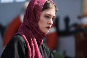 تصویر فرشته حسینی کنار ساحل زیبا با عینک نوید محمدزاده