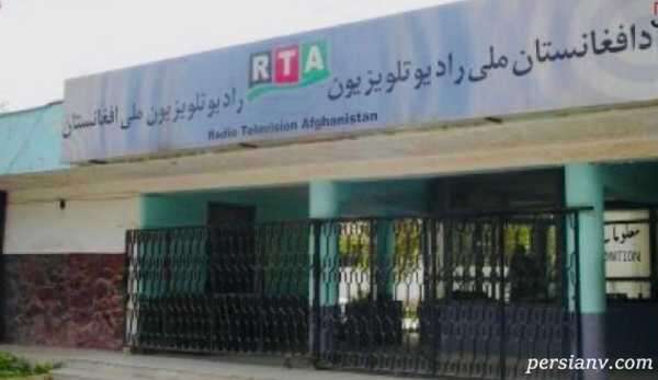 افراد مسلح طالبان پشت سر مجری تلویزیون در افغانستان