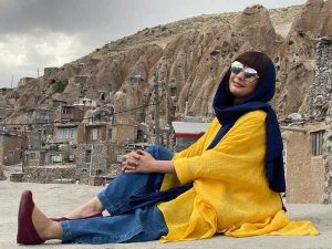 سلفی زیبای مارال فرجاد در بالکن خانه اش در خارج از کشور