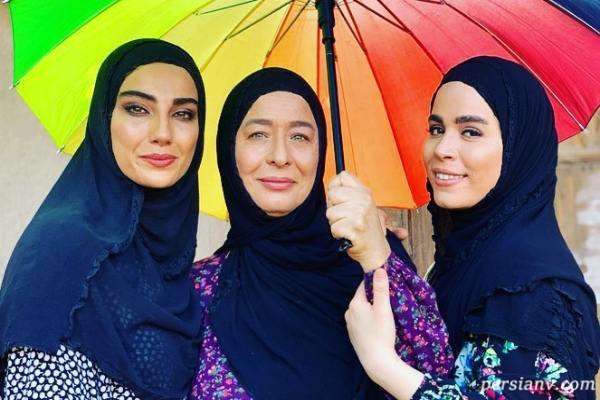 تیپ جهانگردی ملیکا شریفی نیا و محیا دهقانی در پشت صحنه «سریال نجلا»