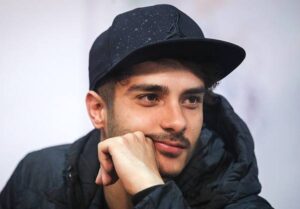 تیپ جدید و جذاب هامون سهیلی پسر گلوریا هاردی در باغ ویلایشان