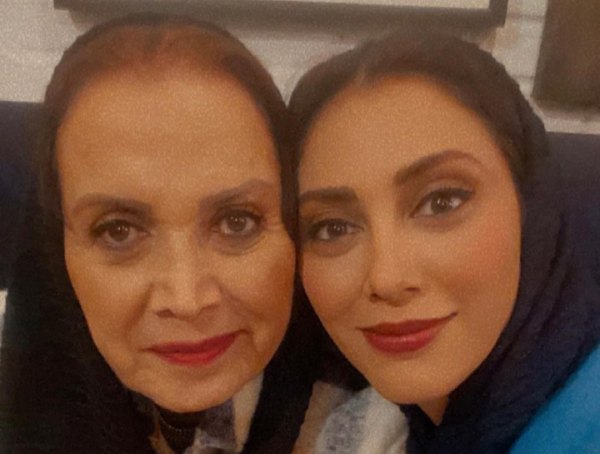 اشک های مونا فرجاد برای مادر مرحومش «منیژه افشاری» در گفتگو با مجری