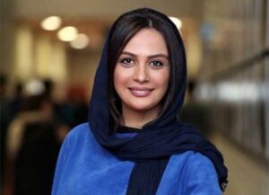 چهره بدون آرایش مارال فرجاد همراه پدرش در مجارستان