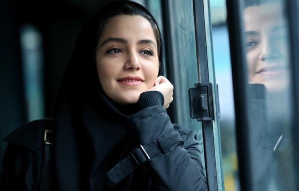چهره واقعی و بدون آرایش نازنین بیاتی در رستوران