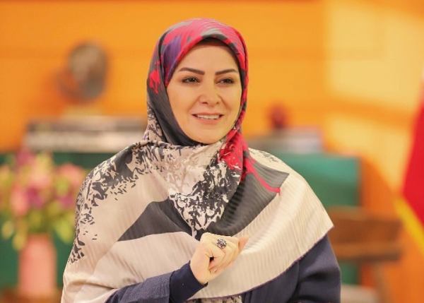 زهره سادات هاشمی مجری معروف به همراه پدر , مادر و خواهرانش