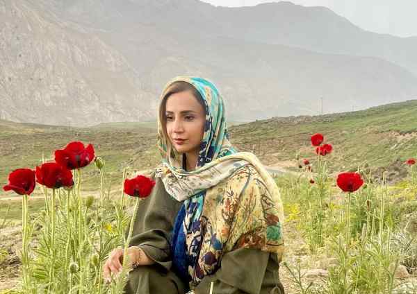 شبنم قلی خانی و دخترش شانا در ساحل مازندران