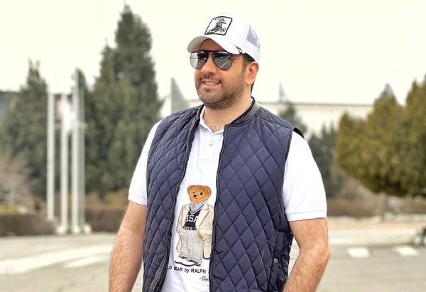 ست لباس امید حاجیلی و برادرزاده اش به رنگ قرمز در کنسرت