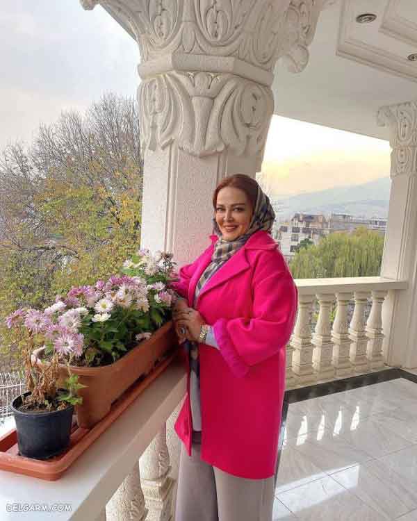 عکاسی بهاره رهنما در تراس ویلایش عکاسی بهاره رهنما در تراس زیبای ویلایش پر از گل های جذاب