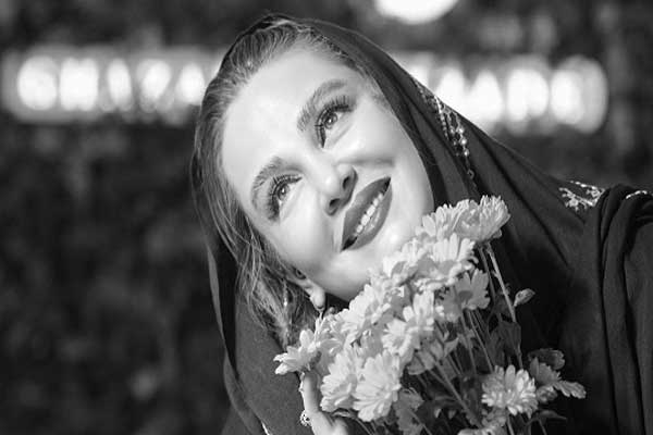 عکاسی بهاره رهنما در تراس زیبای ویلایش پر از گل های جذاب