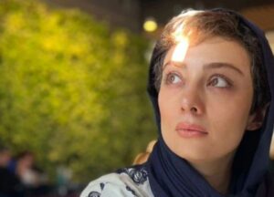 طبیعت گردی یکتا ناصر با ست سبزرنگ در جنگلی زیبا