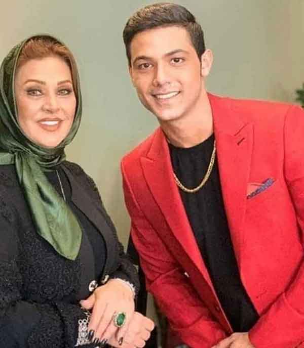 گوهر خیراندیش پس از مراسم خاکسپاری در خانه نسرین مقانلو