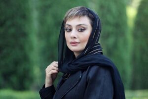 تیپ دخترانه و پاییزی یکتا ناصر در یک باغ ویلایی در شمال