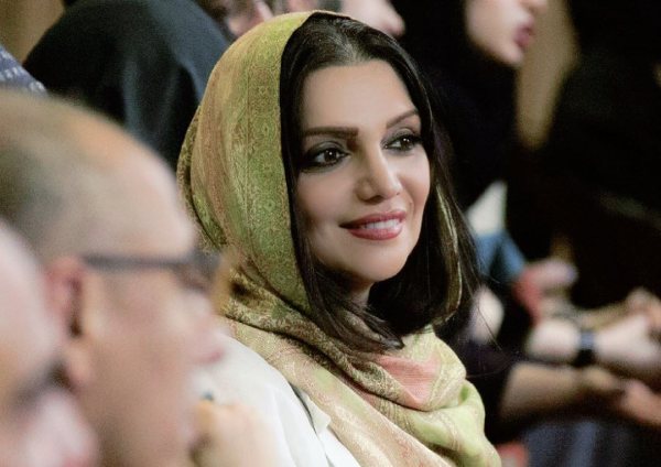 الهام پاوه نژاد بازیگر کرد زبان بر سر مزار پدرش کشف حجاب کرد