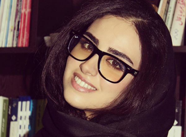 تصاویری از هانیه غلامی با استایل هندی در خانه ای زیبا