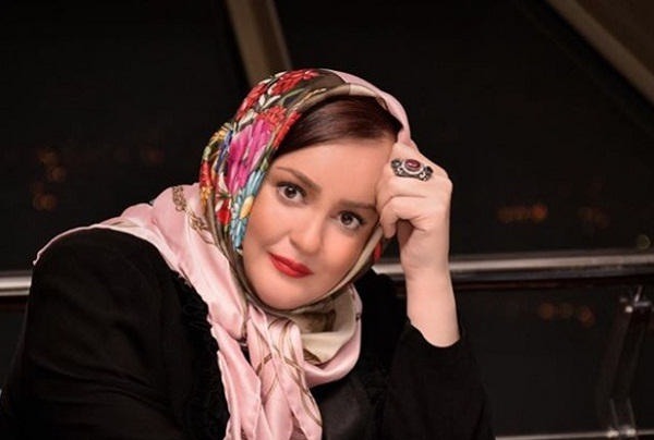 چهره شکسته شده نعیمه نظام دوست با موهای سفید و رنگ نشده اش