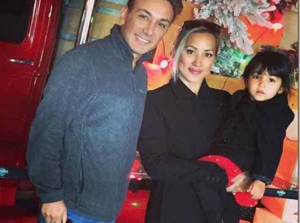 دلبری همسر و دختر شادمهر عقیلی مقابل عکاسان در روز عشق