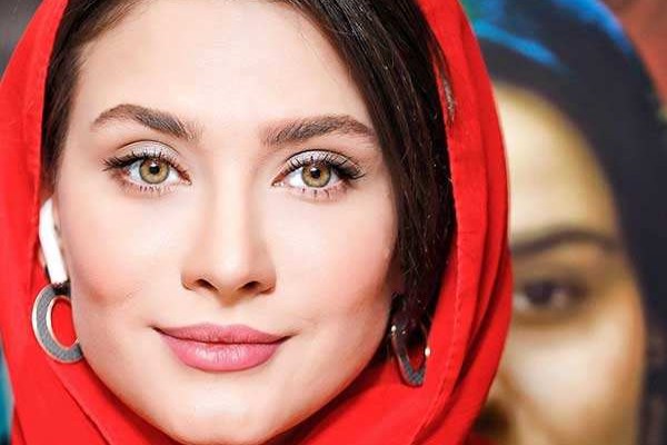 دکوراسیون خانه مجردی ساناز سعیدی با قاب عکس نقاشی خودش