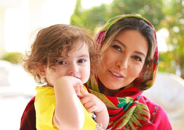 دختر فریبا نادری با موهای طلایی کنار هفت سین ساده مادرش