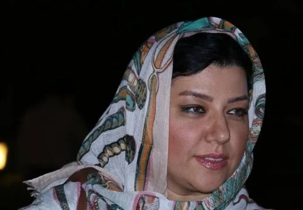 چهره مظلوم حیوان خانگی پریچهر قنبری در مکانی سنتی و زیبا