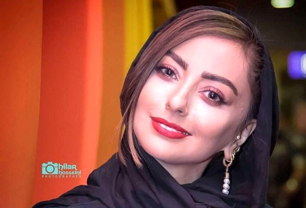 خانواده نفیسه روشن با لباس طلایی در جشن تولد خانم بازیگر