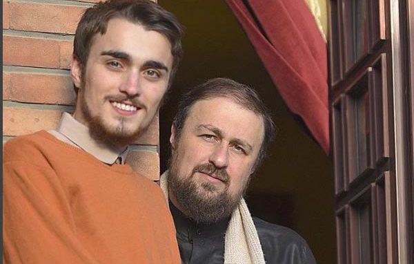 احمد خمینی با لباس متفاوت همراه برادرش در ورزشگاه آزادی