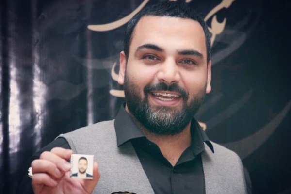 عکس شوک کننده از احسان علیخانی / تمام ریش آقای مجری سفید شده