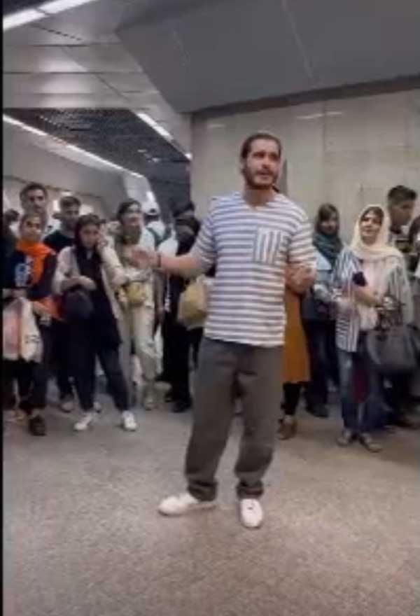 خوانندگی دکتر جوان دندانپزشک در متروی تهران